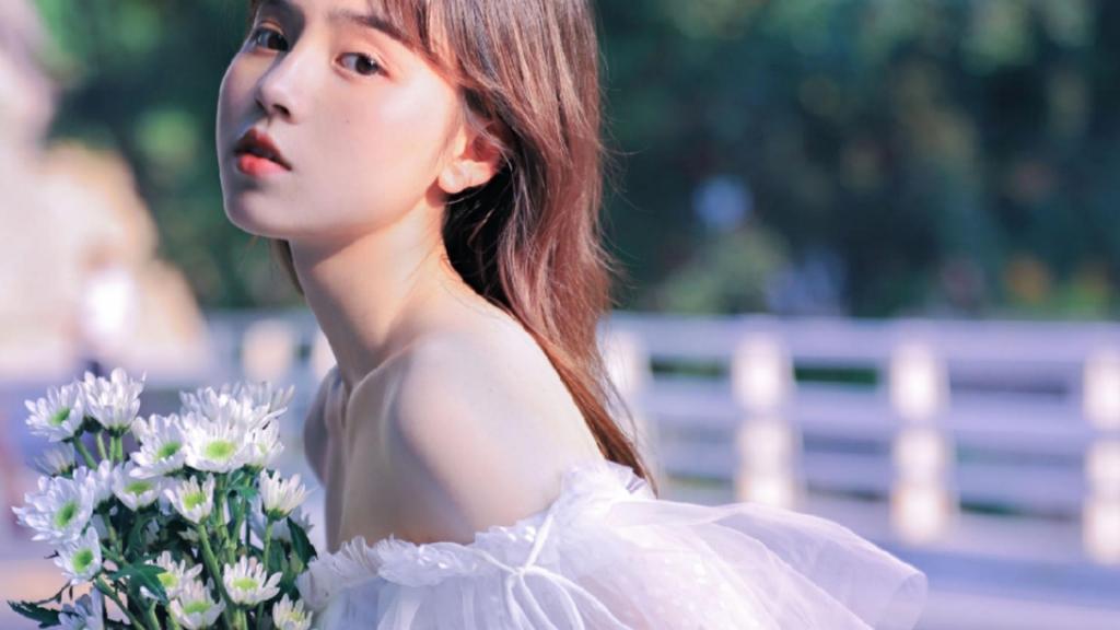 清纯白皙甜美少女气质一字肩裙户外迷人写真