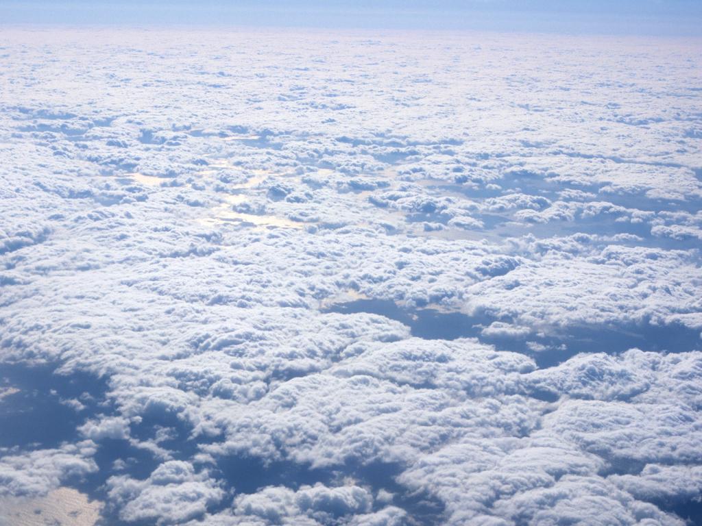 蓝天清澈，白云悠然