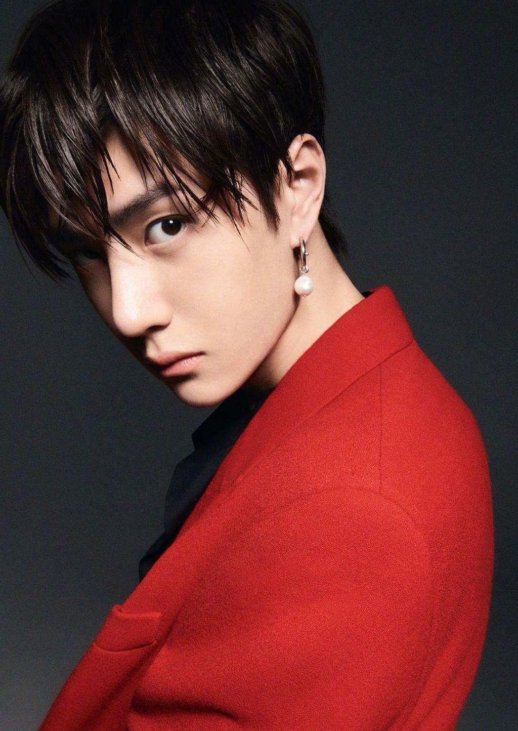 王一博时尚T封面帅气个性写真