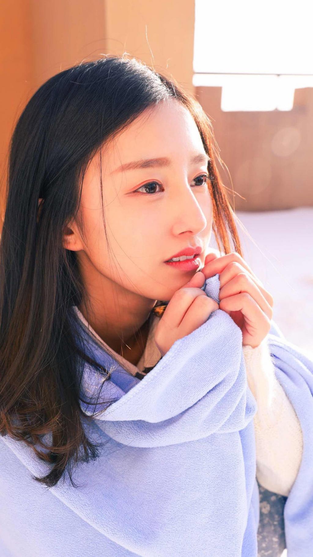 雪中文艺美女清冷迷人写真