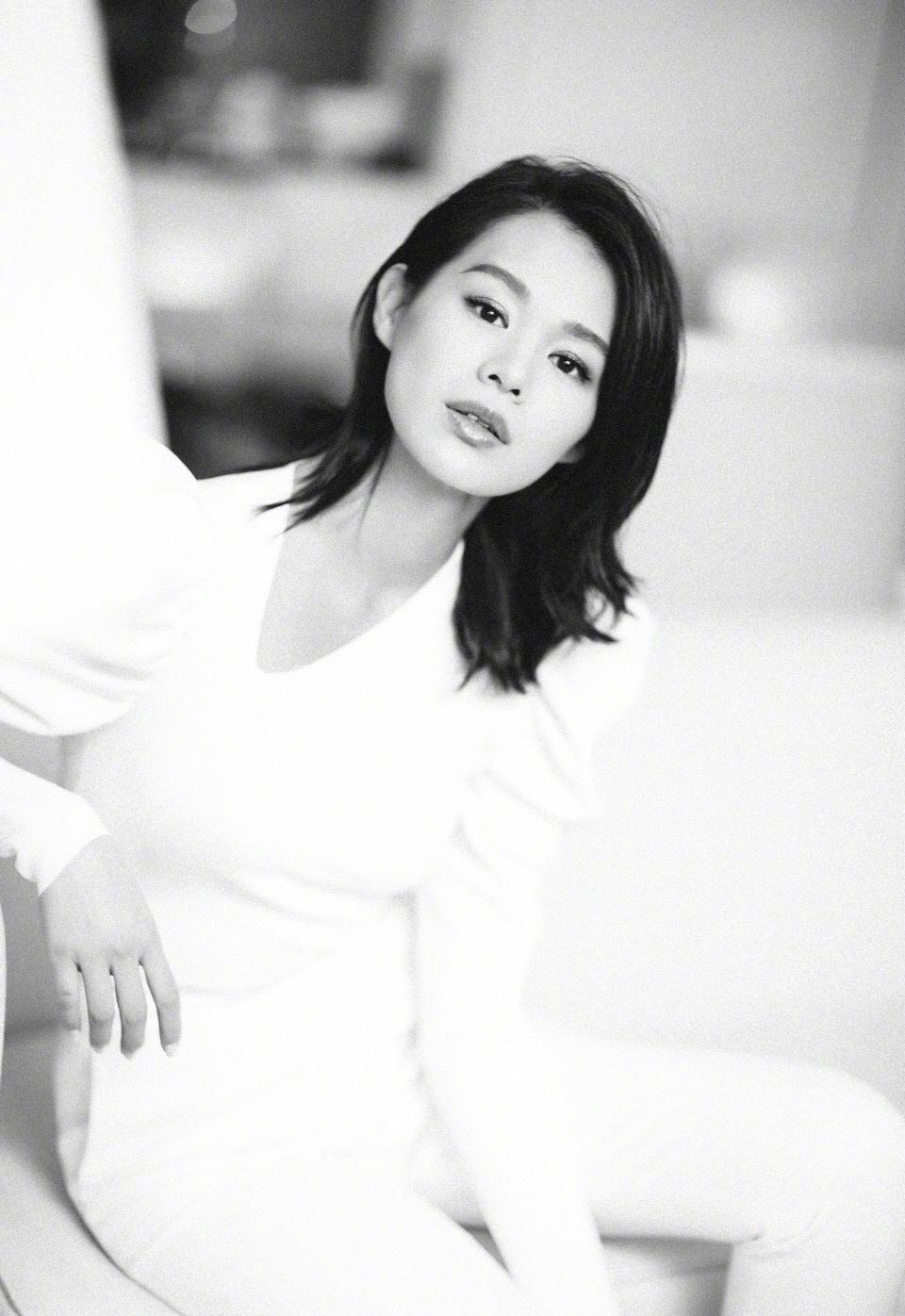 胡杏儿黑白时尚性感迷人写真