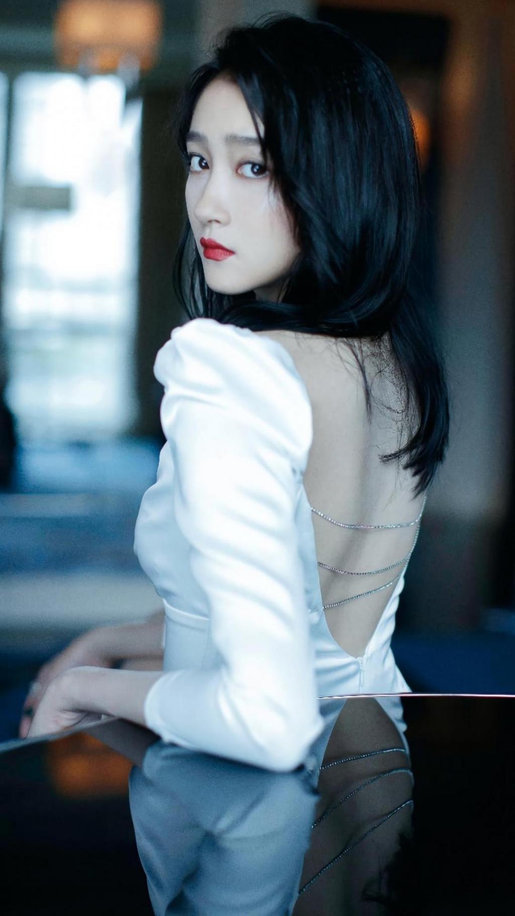 优雅气质女神关晓彤知性大方魅惑写真