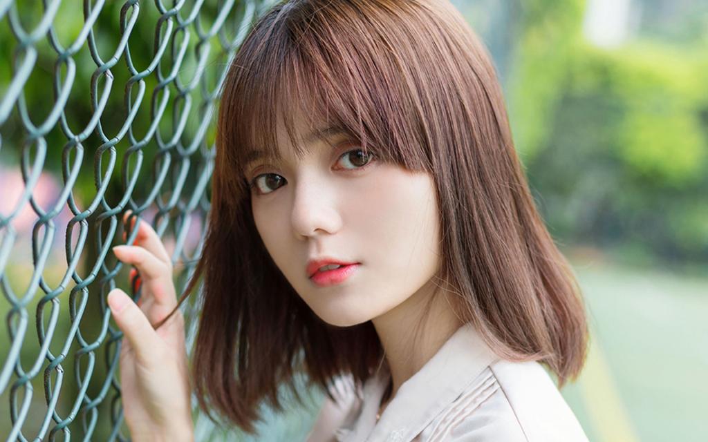 肤白如雪的俏丽美女写真