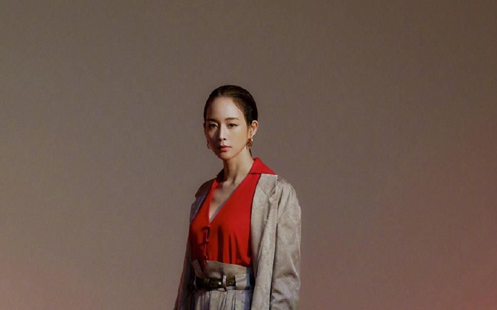 时尚妩媚女神张钧甯休闲气质写真