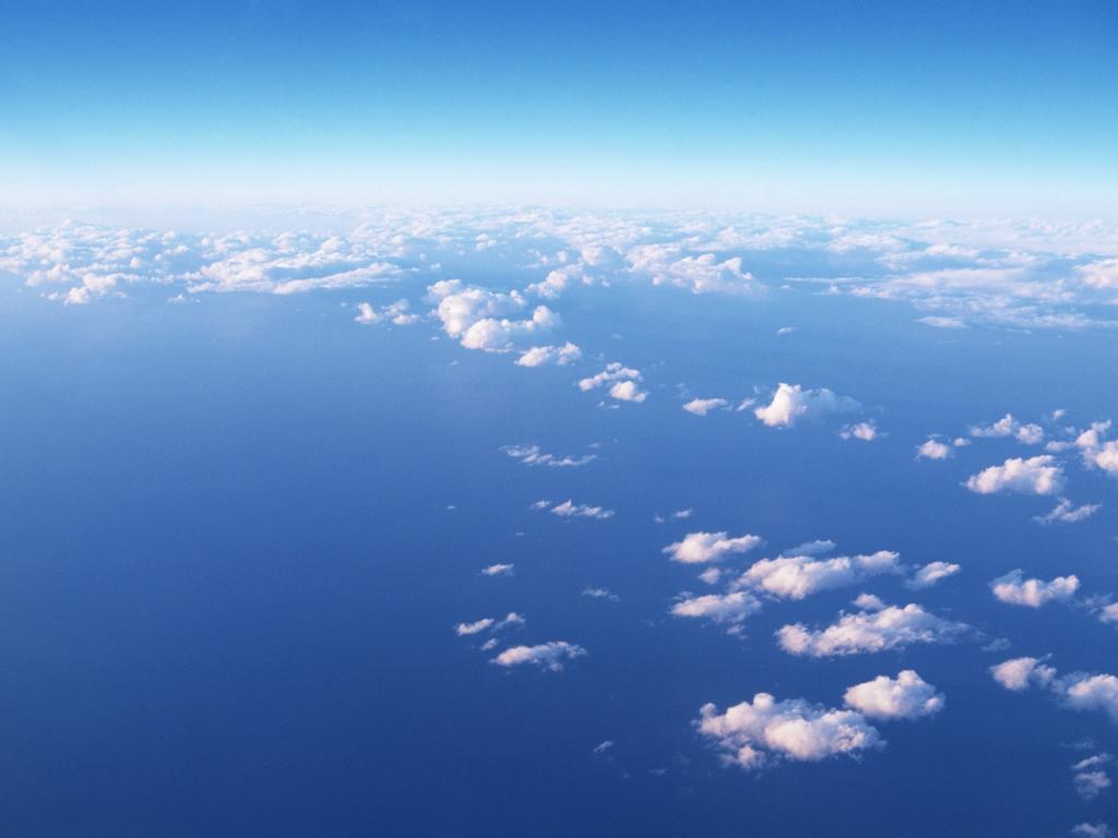 蓝天清澈，白云悠然