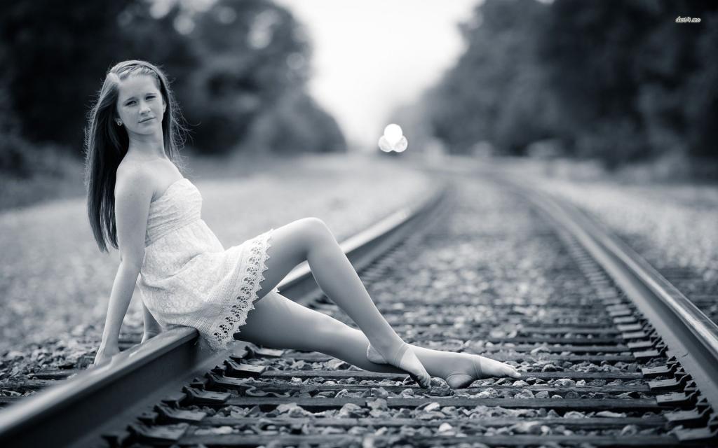 铁轨出轨少女