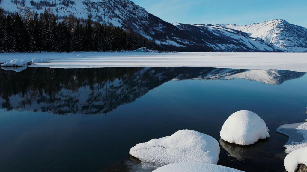 冬季的喀纳斯湖自然风景
