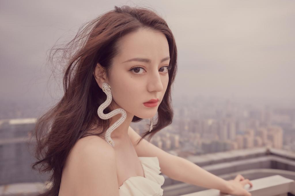 迪丽热巴性感开衩长裙写真