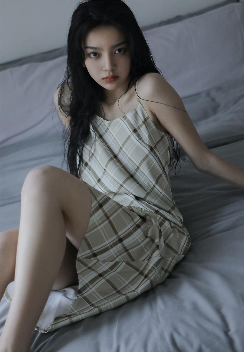 纯情白嫩吊带裙少女性感居家撩人私房写真