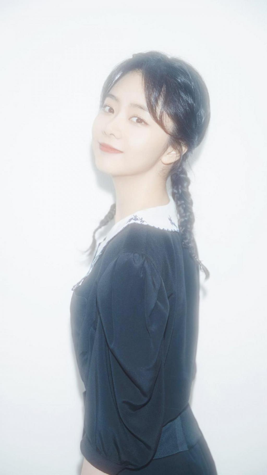 知性优雅女神谭松韵甜美写真