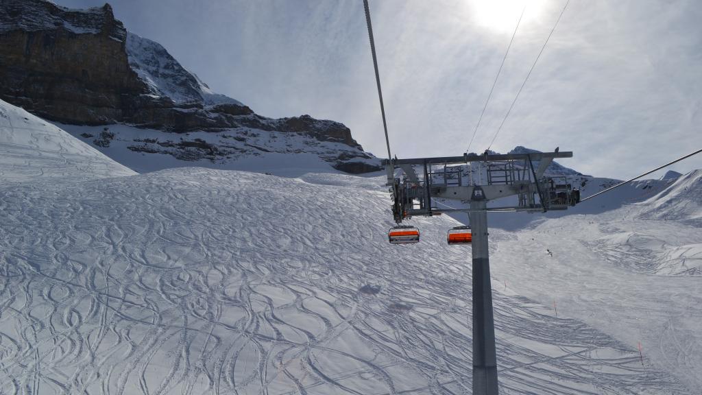 冬季雪花下的观光缆车