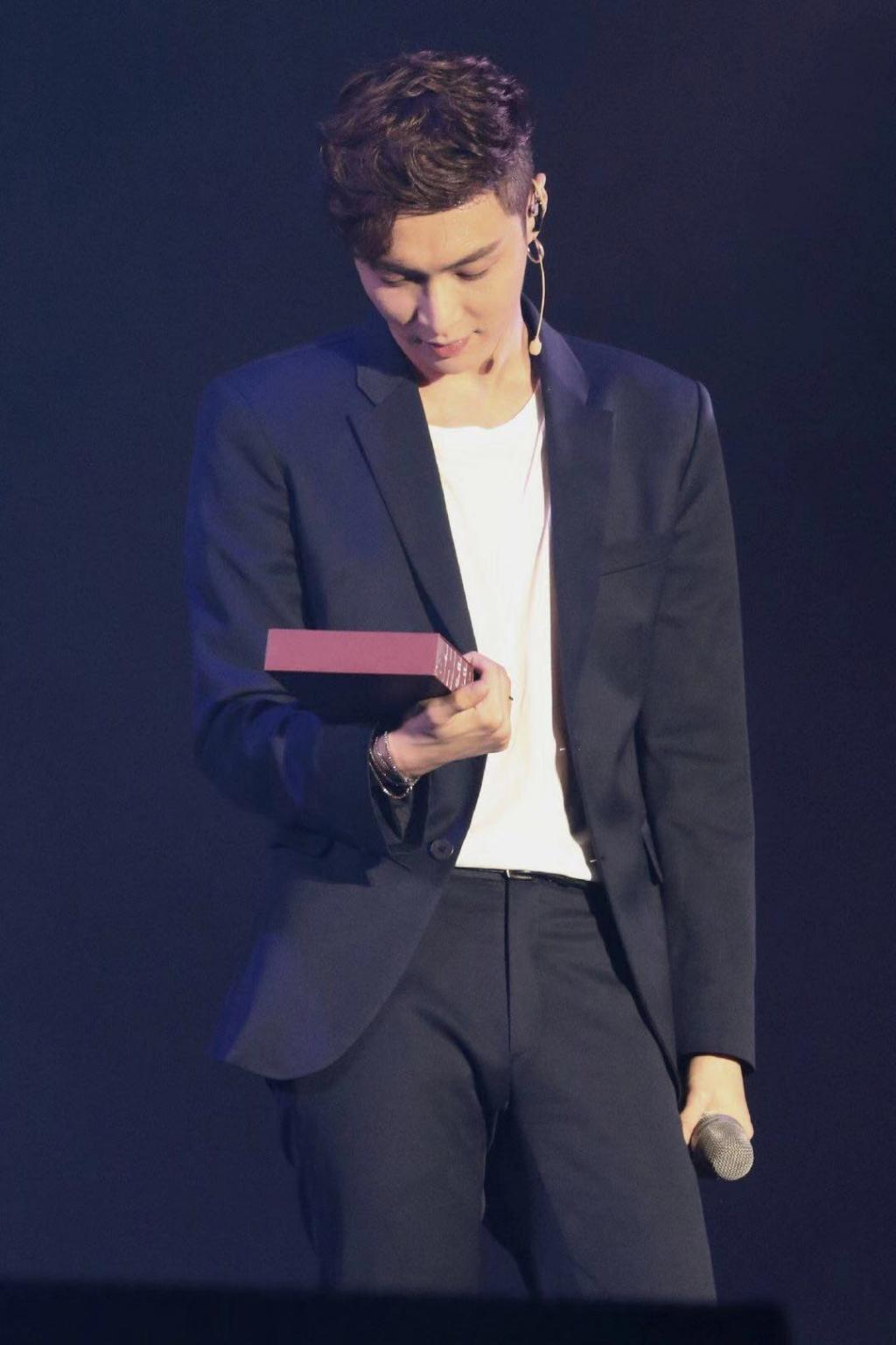 张艺兴时尚西装写真