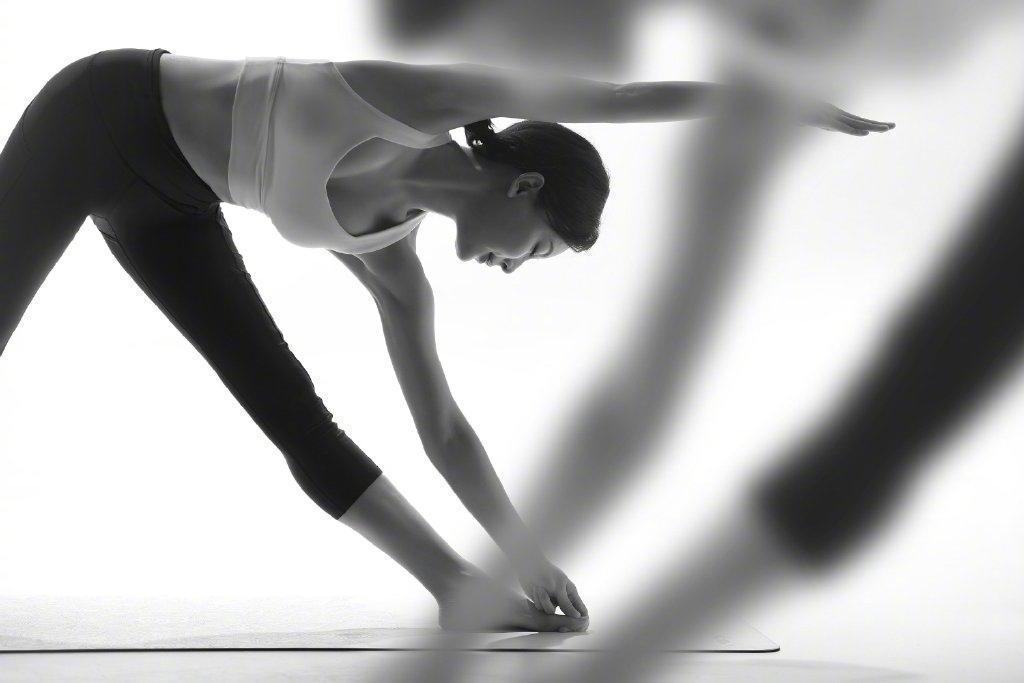 陈数黑白风优雅唯美瑜伽写真