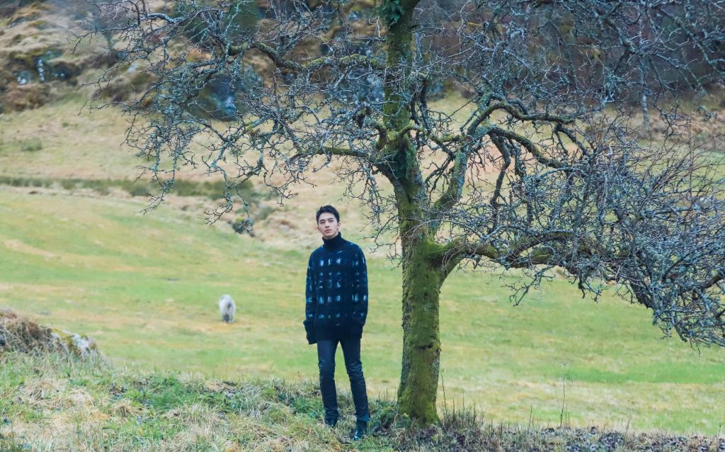 许魏洲春天户外休闲写真