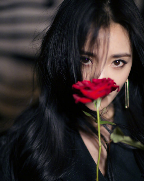 杨幂烟熏妆美照