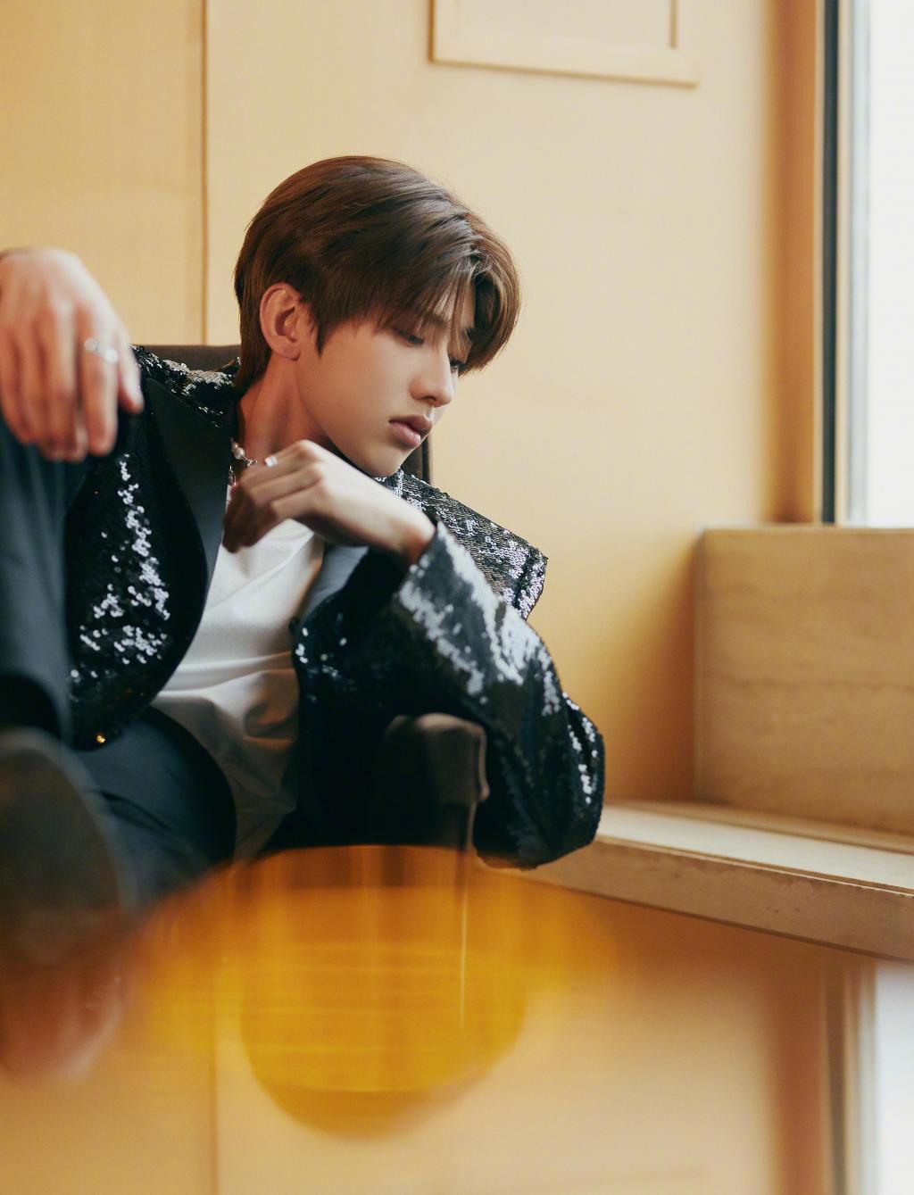  蔡徐坤亮片西装短外套写真