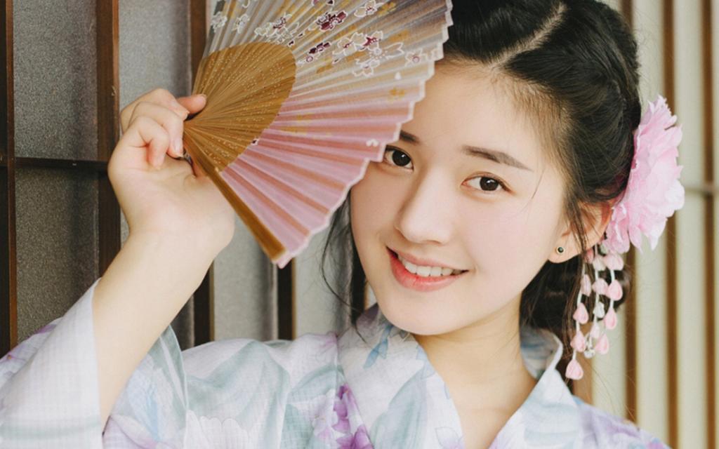 甜美少女穿着漂亮的和服