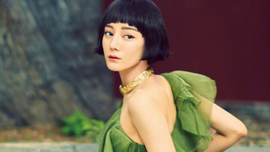 迪丽热巴最新短发齐刘海造型迷人写真