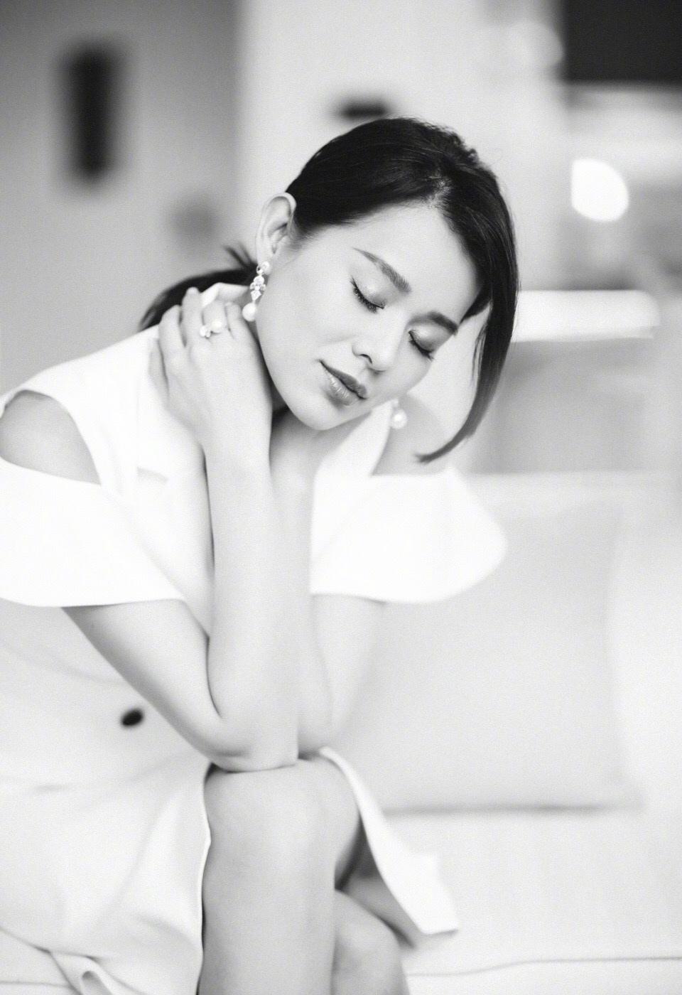 胡杏儿黑白时尚性感迷人写真