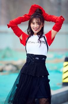 新生代演员安悦溪街拍