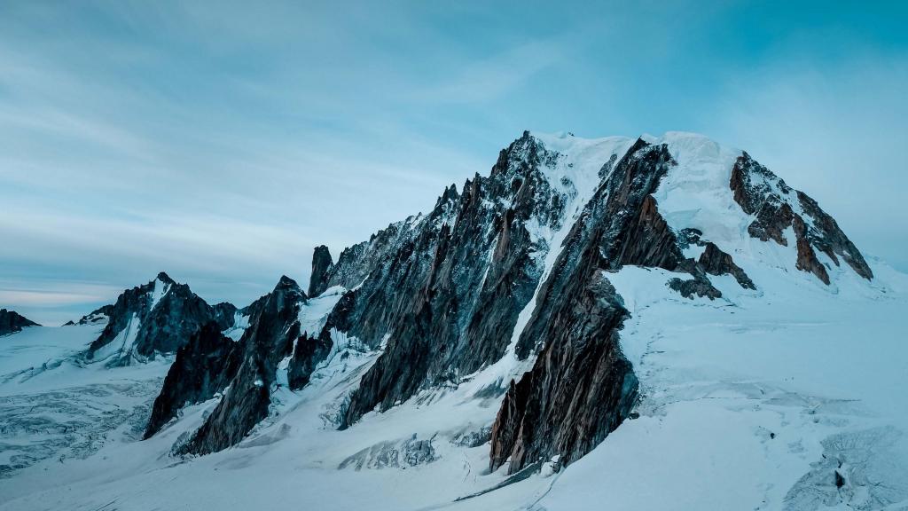 白雪皑皑的雪山