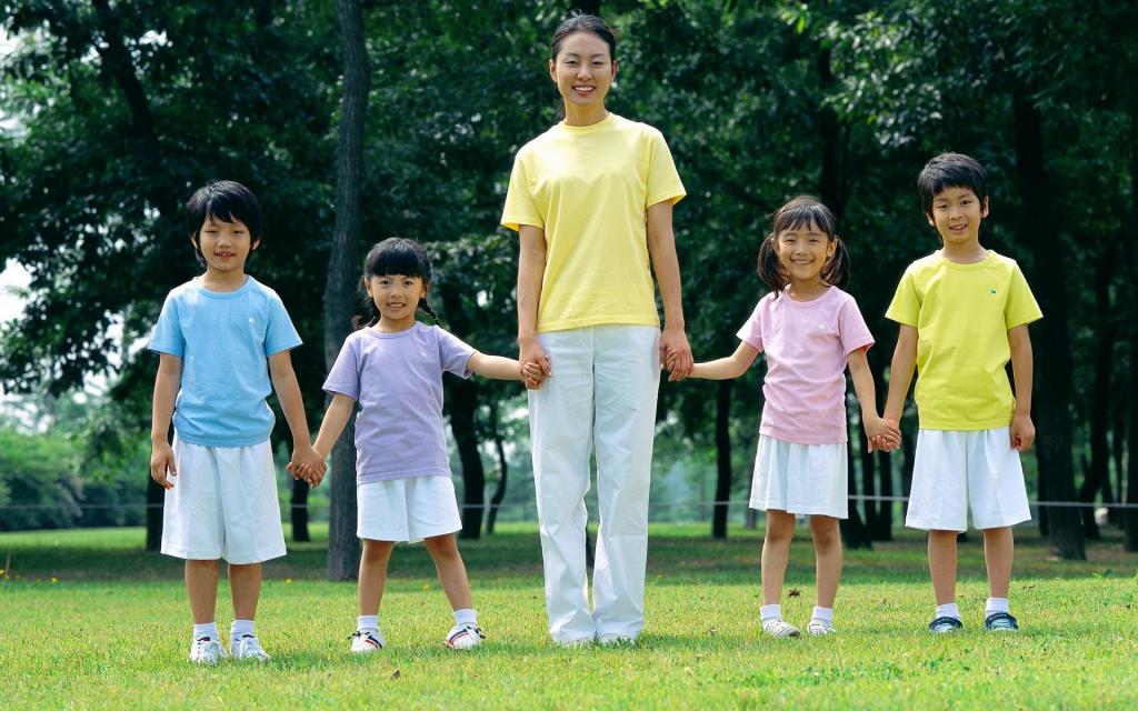 快乐儿童草地摄影