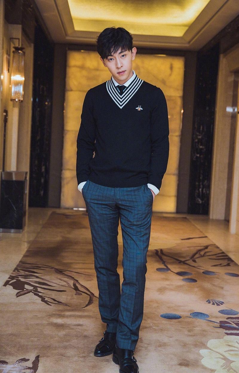 邓伦学院风清爽帅气写真