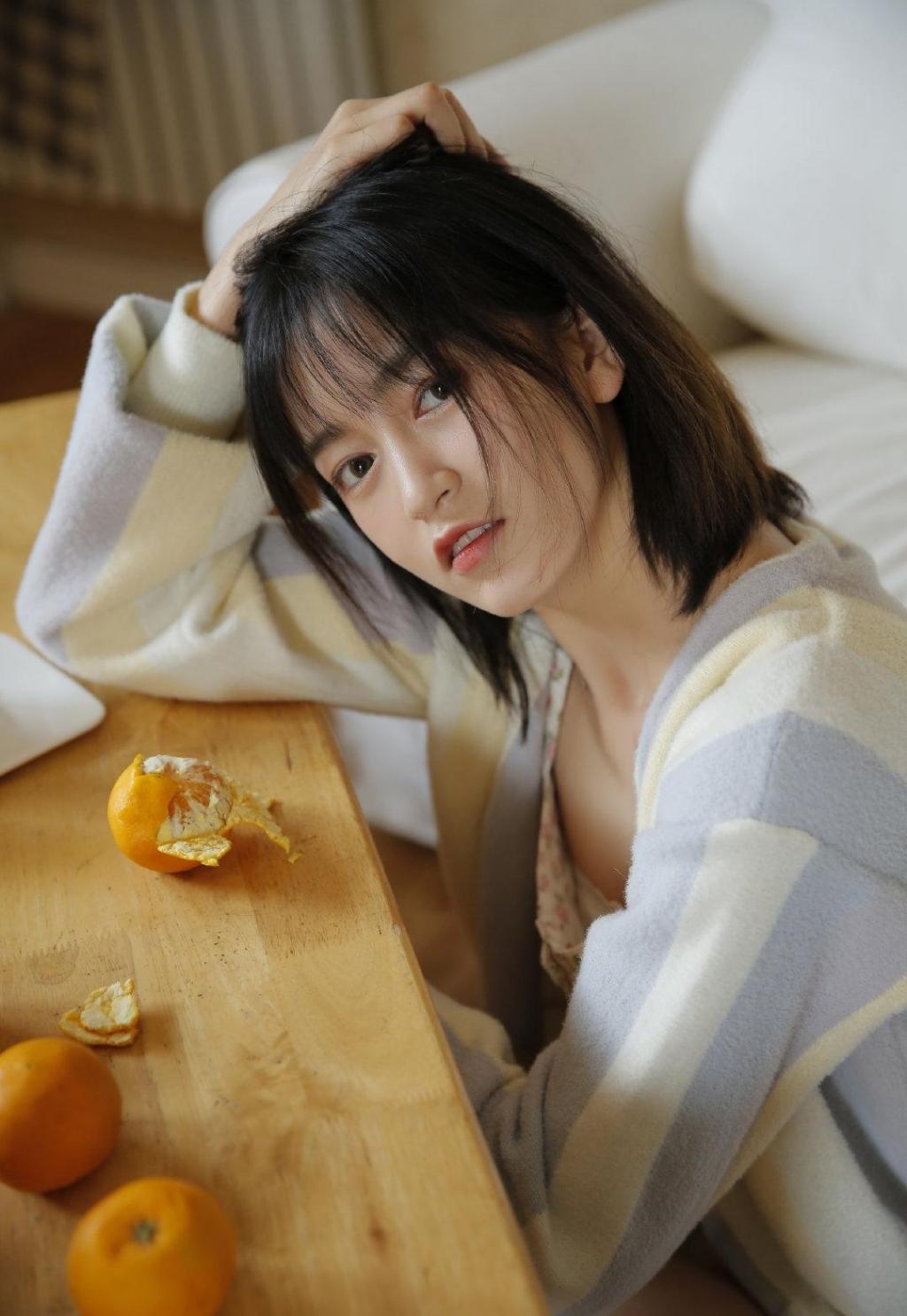 慵懒居家少女甜美清纯俏皮撩人写真