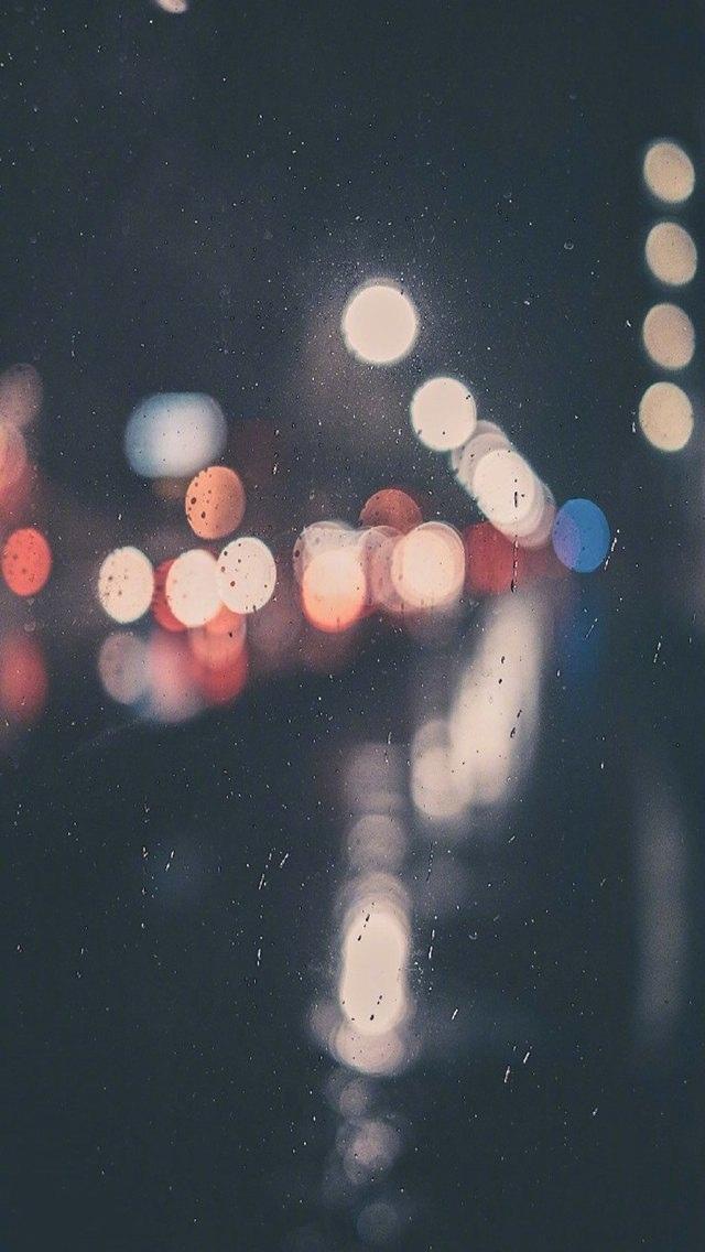 雨后车窗外城市夜景