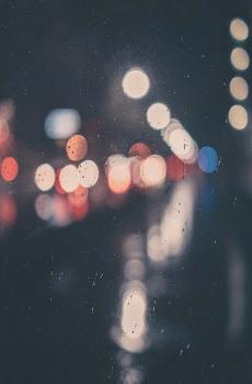 雨后车窗外城市夜景-1