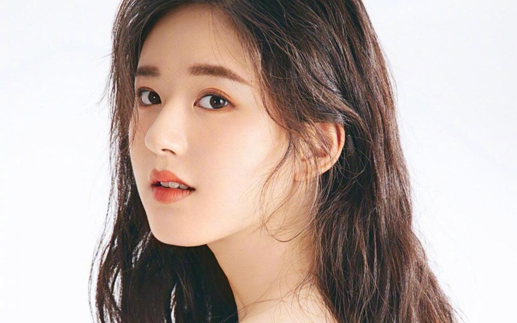 赵露思甜美性感俏皮迷人写真