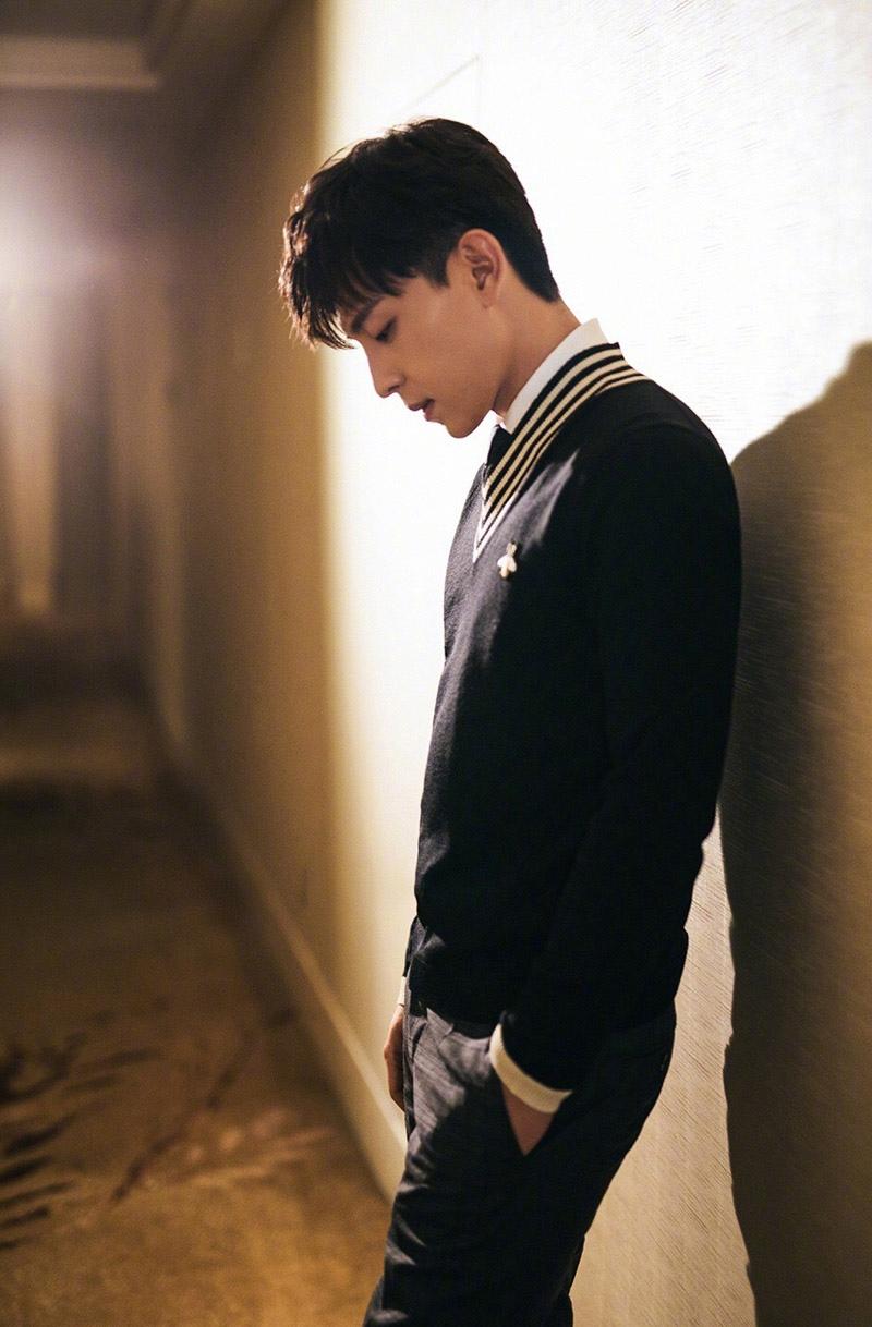 邓伦学院风清爽帅气写真