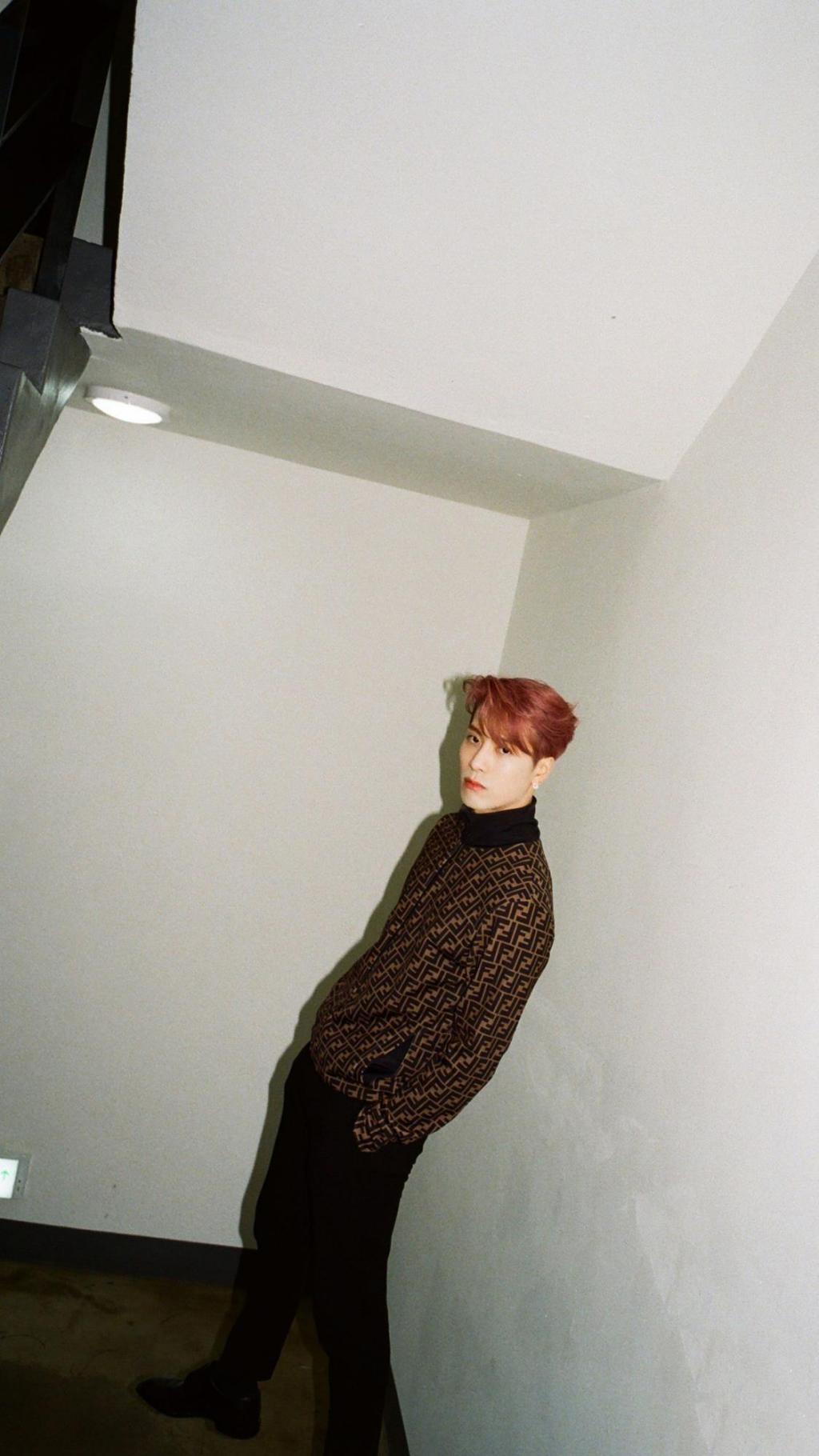 王嘉尔帅气时尚迷人写真