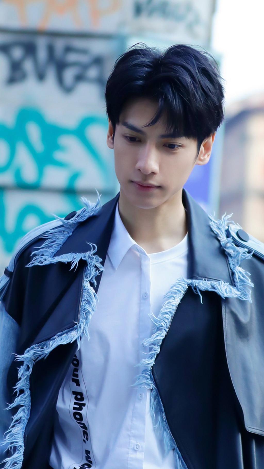 罗云熙帅气时尚街拍写真