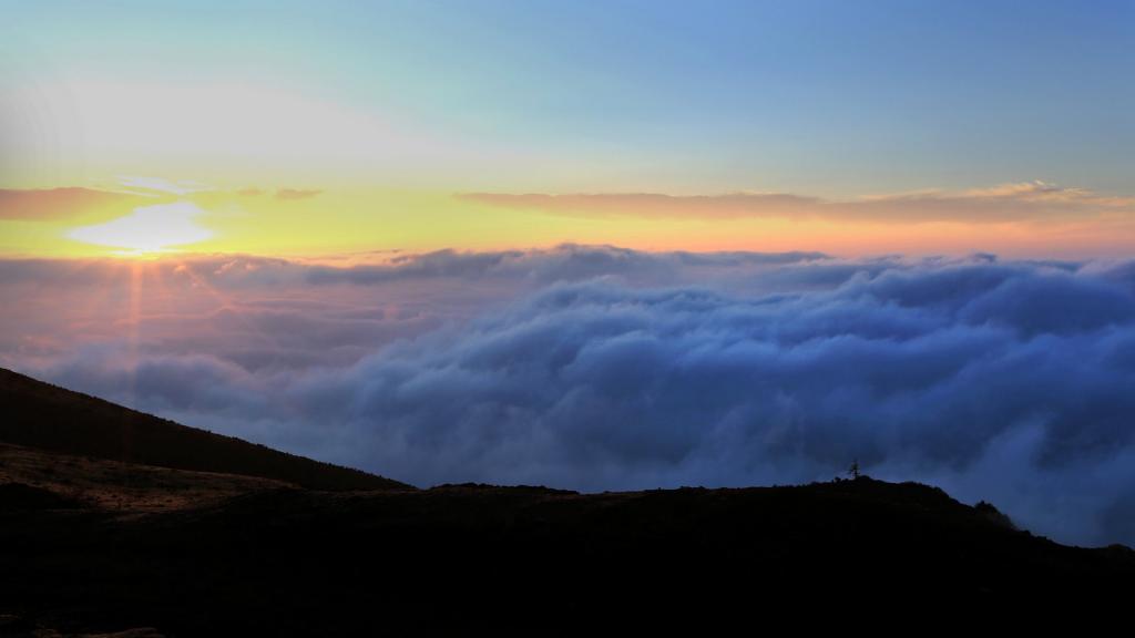 云雾遮盖的雪山唯美风景