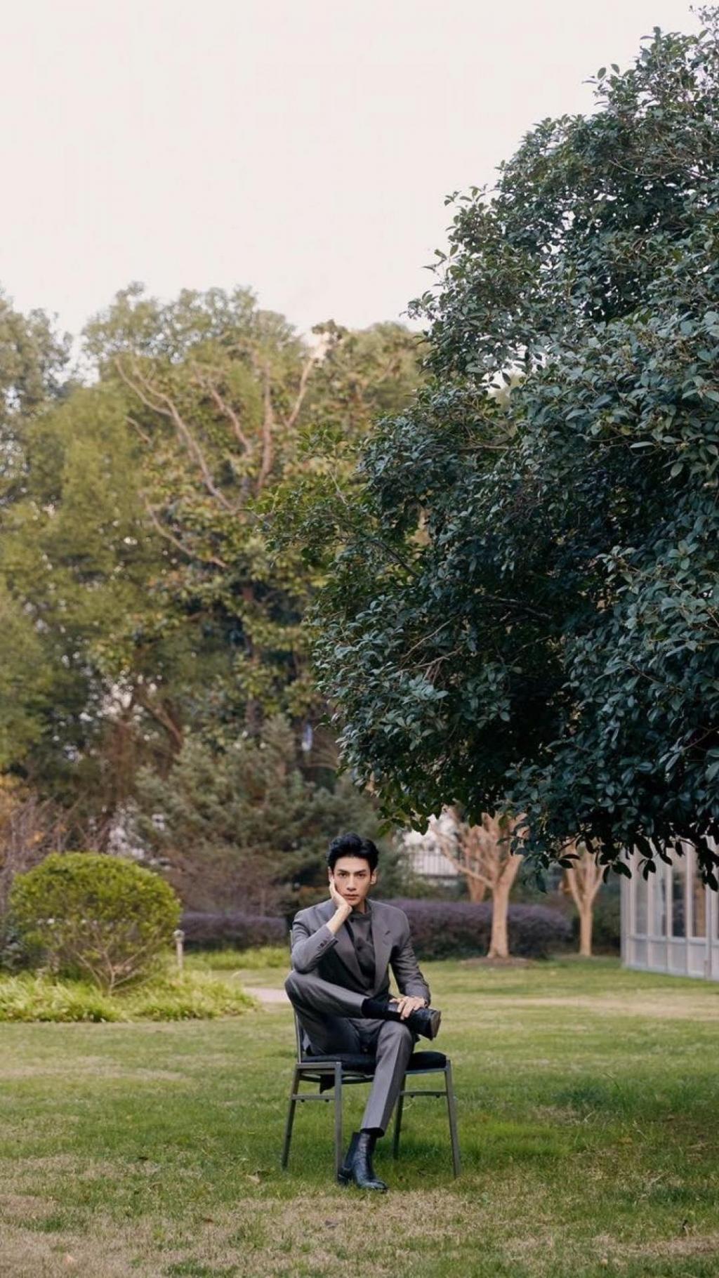 帅气型男范罗云熙时尚西装写真