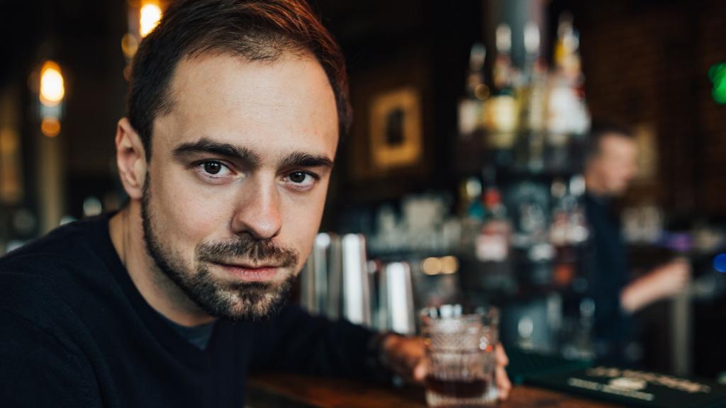 夜晚一个人喝酒图片