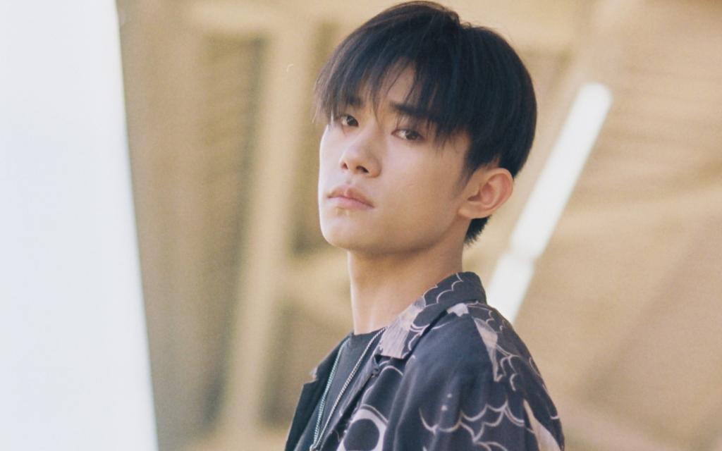 小鲜肉易烊千玺帅气温柔秋日写真