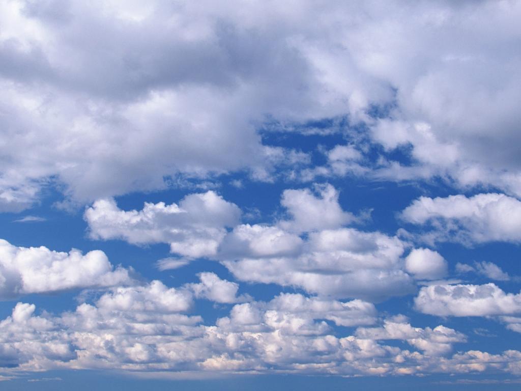 蓝天清澈，白云悠然