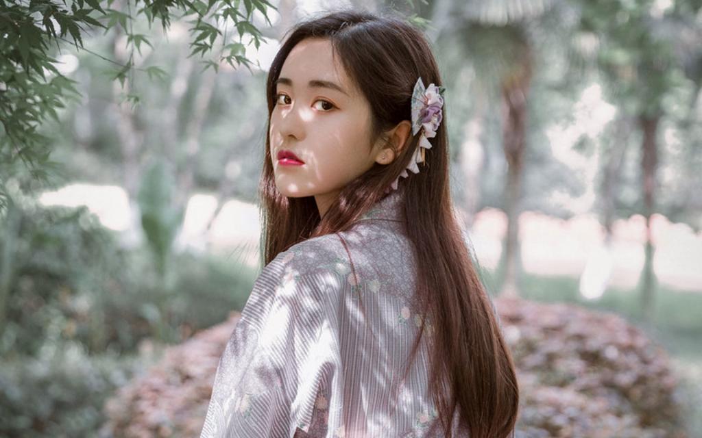 甜美少女穿着漂亮的和服