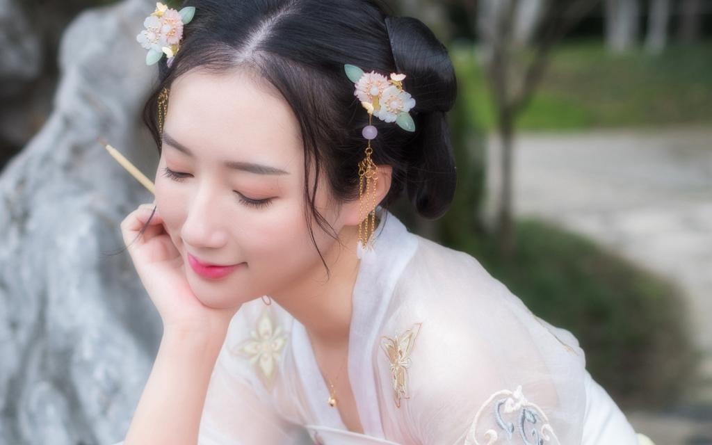 端庄典雅的古装美女