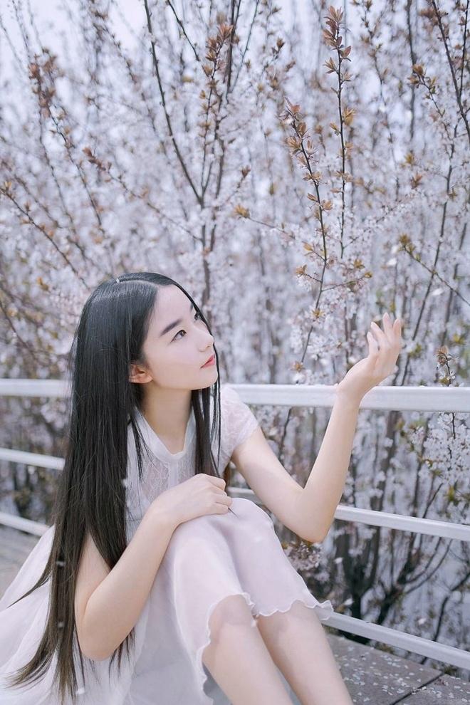 清纯长发美女透视薄纱裙性感户外写真