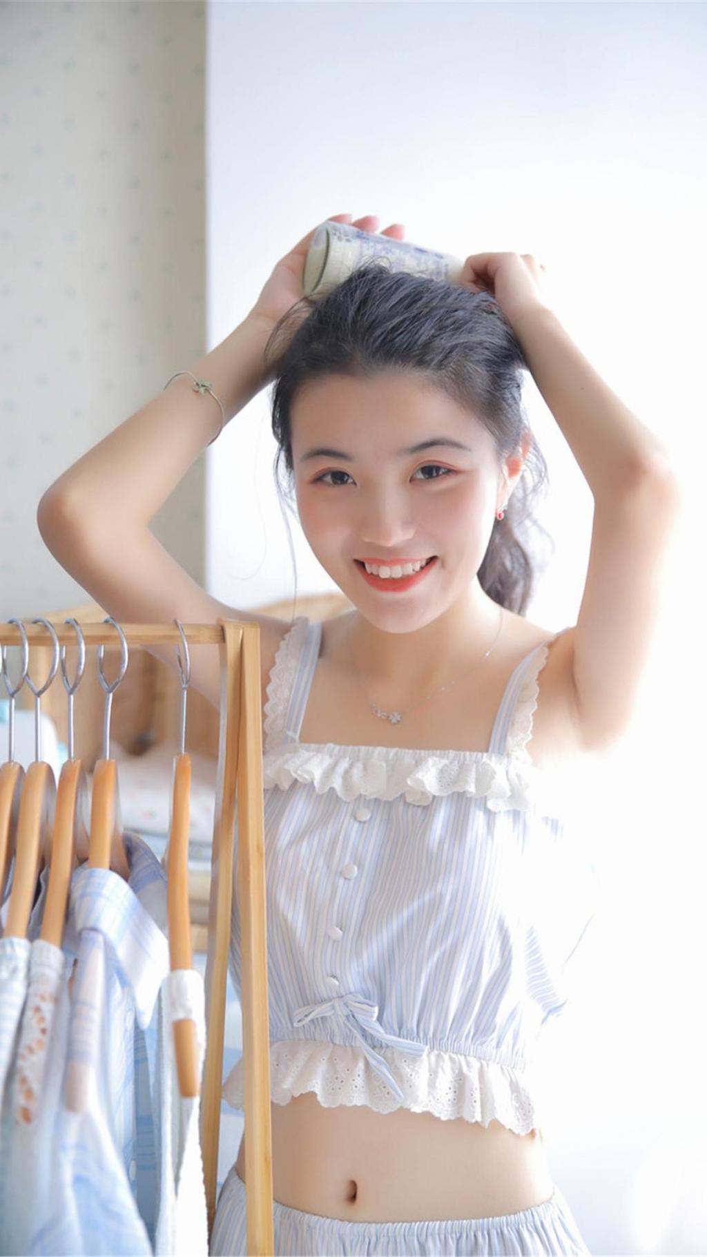 软萌可爱小姐姐白净甜美写真