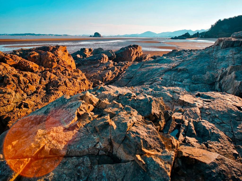 退潮后的乱石风光