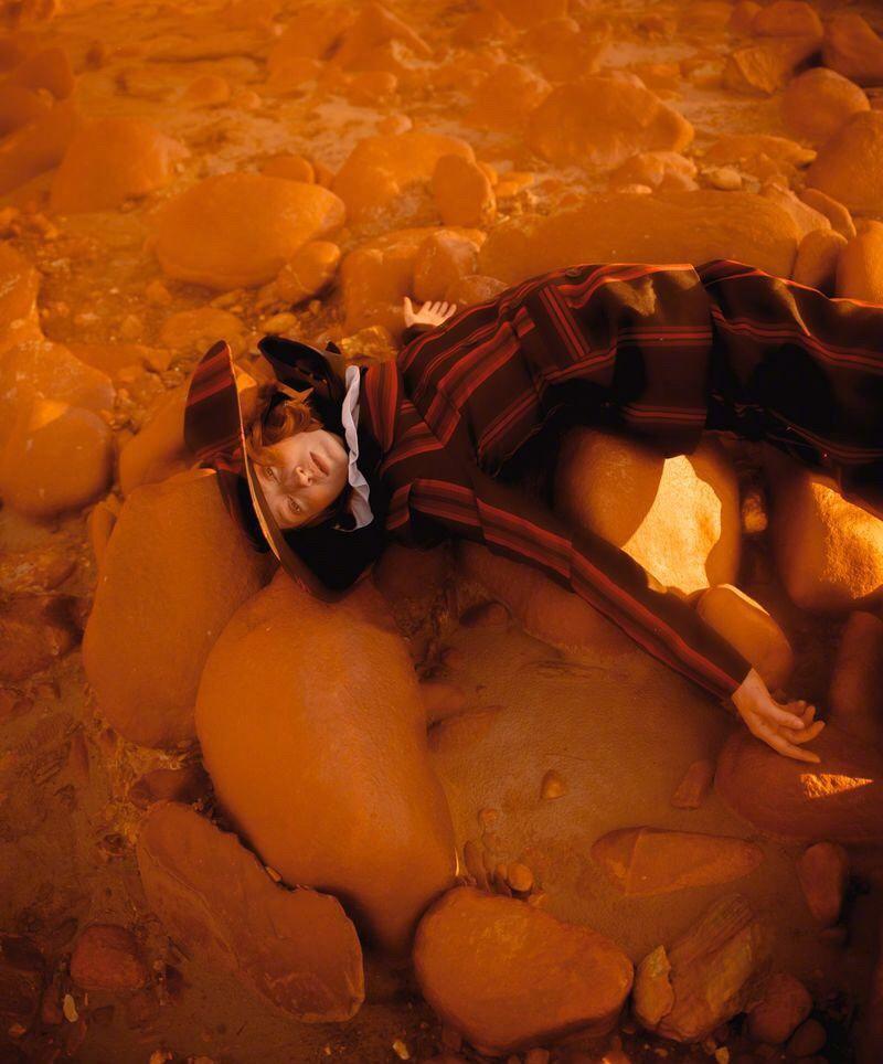 耀眼女神优雅迷人礼裙户外暖色系诱人写真