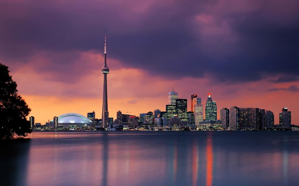 宽屏倒影的城市夜景