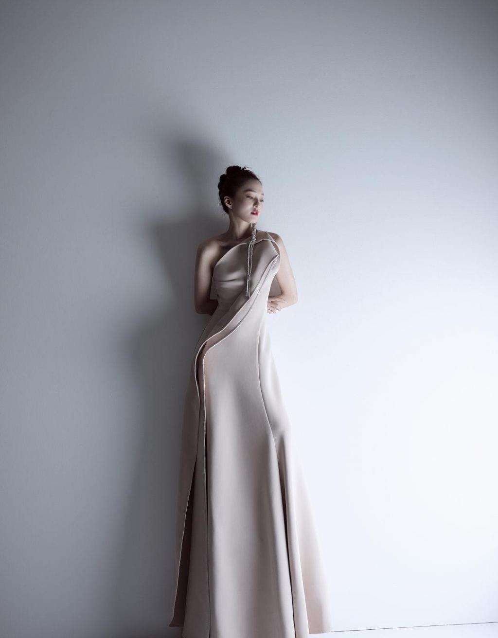 冻龄女神张韶涵时尚霸气写真