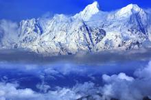 云雾遮盖的雪山唯美风景