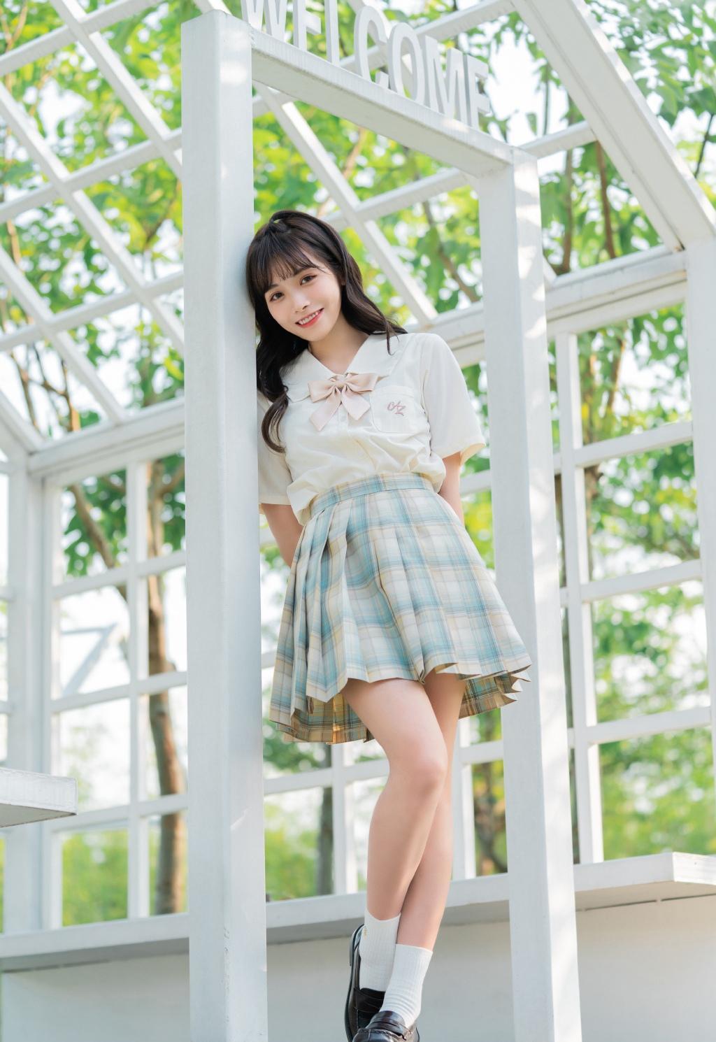 格纹短裙美女修长美腿诱人写真