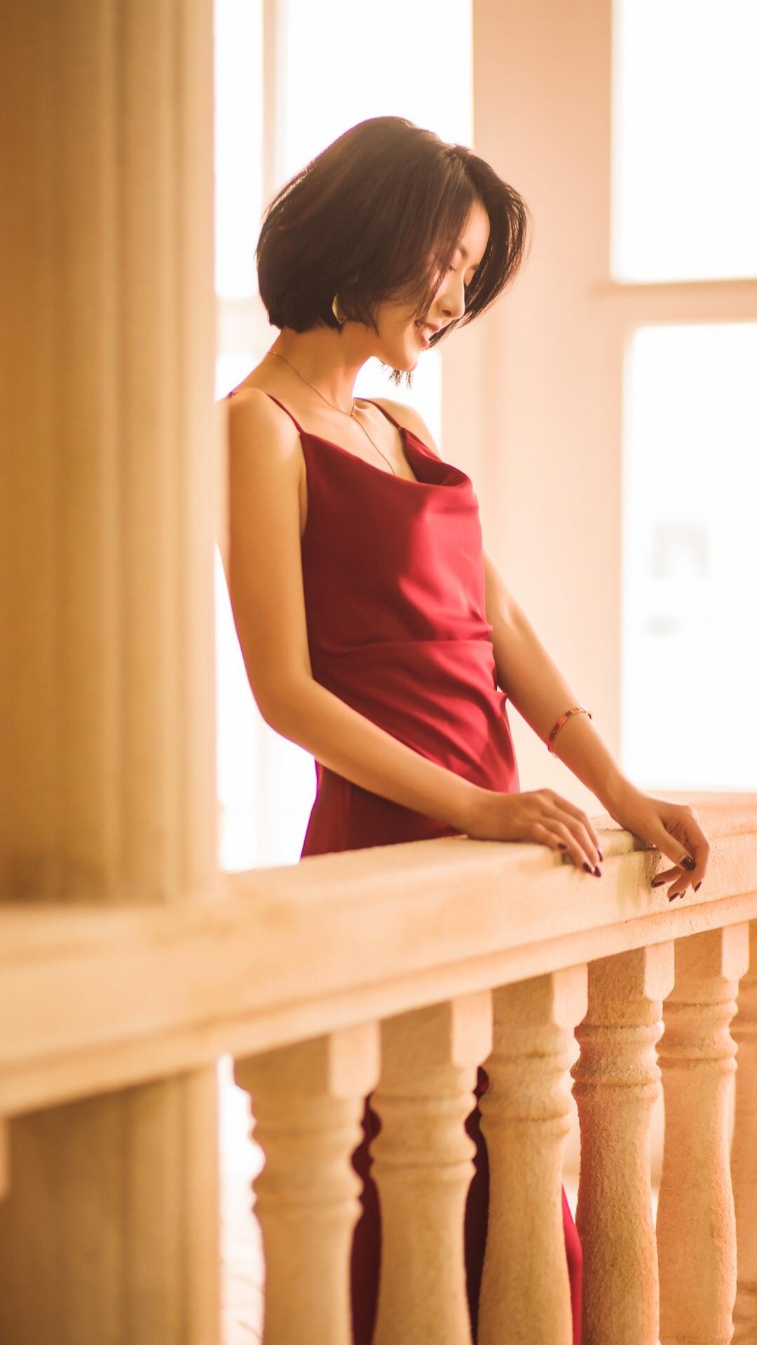 抖音直播平台网络红人聂小雨性感吊带红长裙迷人写真